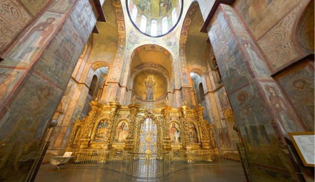 Главный алтарь Софийского собора в Киеве с мозаичным изображением Пресвятой Богородицы в своде