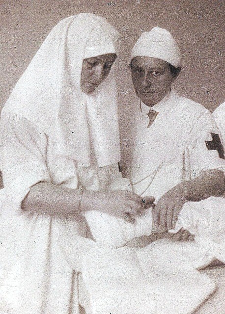 Княжна Вера Гедройц (справа) и императрица Александра Фёдоровна в перевязочной Царскосельского госпиталя. 1915