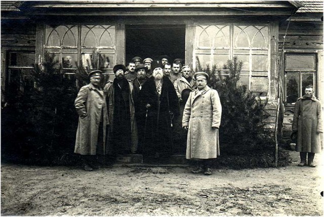 Первая мировая война. Посещение 277-го пехотного Переяславского полка архиепископом Тихоном. Фото. 1916