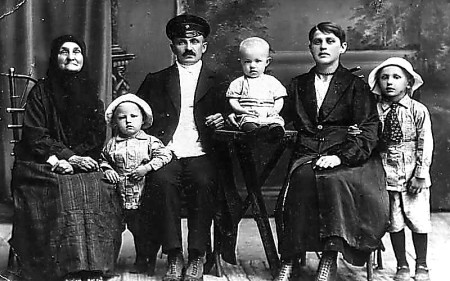 Фотография начала-середины 1920-х годов. Фотограф (предположительно) И. Е. Печёнкин. Из семейного альбома жителя Зубовой Поляны А. Головко.