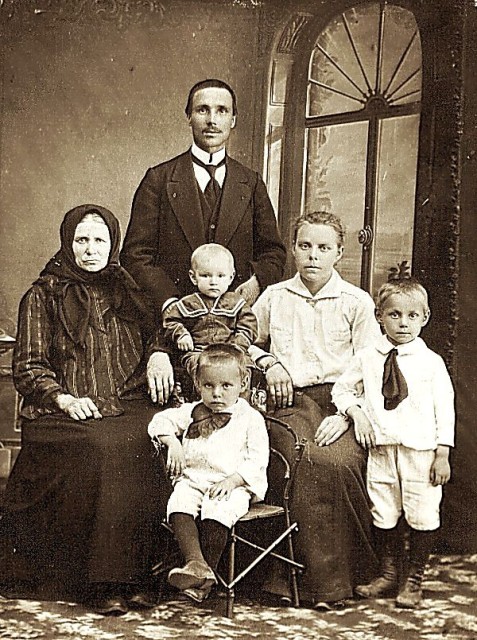 Семейная фотография 1917 года.