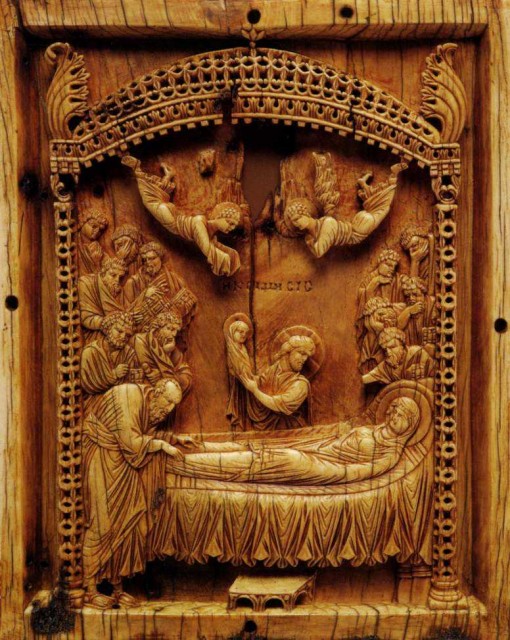 Резьба по слоновой кости «Успение Богоматери». Византия, X век. Из собрания музея Метрополитен в Нью-Йорке.