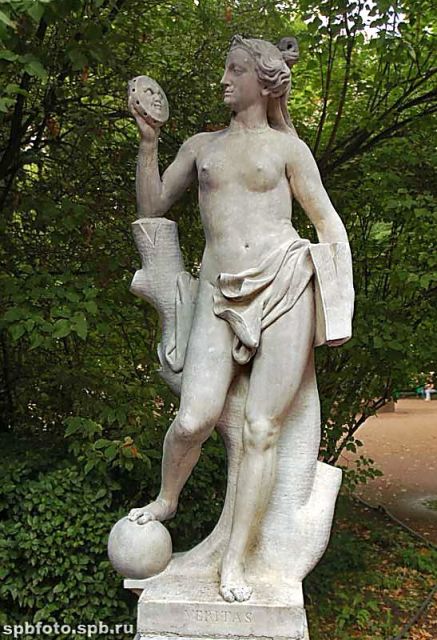 Аллегория Истины. Статуя Летнего сада. Санкт-Петербург