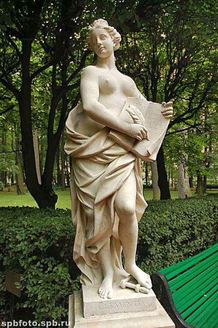 Аллегория милосердия. Статуя Летнего сада. Санкт-Петербург