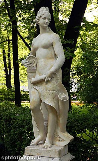 Аллегория мореплавания. Скульптура Летнего сада. Санкт-Петербург