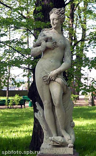 Аллегория сладострастия. Скульптура Летнего сада. Санкт-Петербург