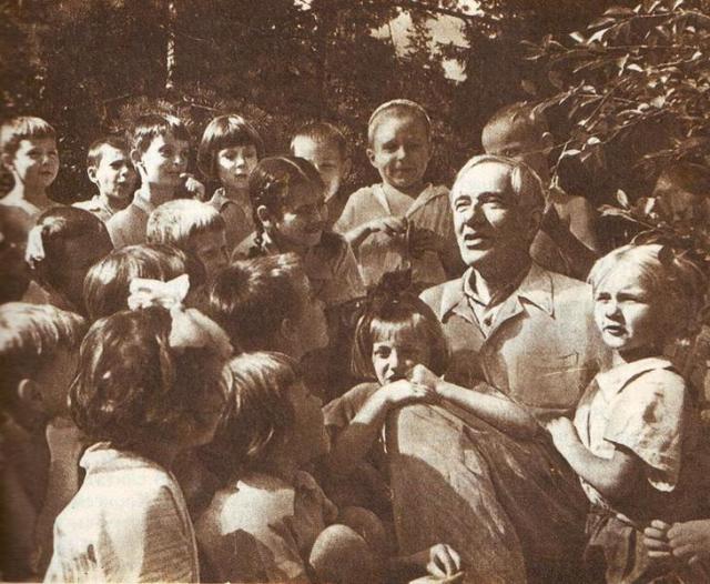 К. Чуковский среди детей Переделкино. 1947 г.