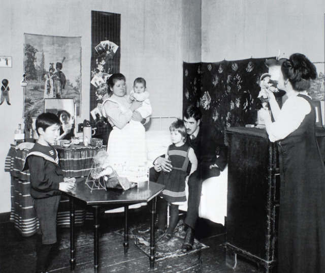 Писатель Корней Иванович Чуковский в детской комнате своего дома. Куоккала. 1913 г.
