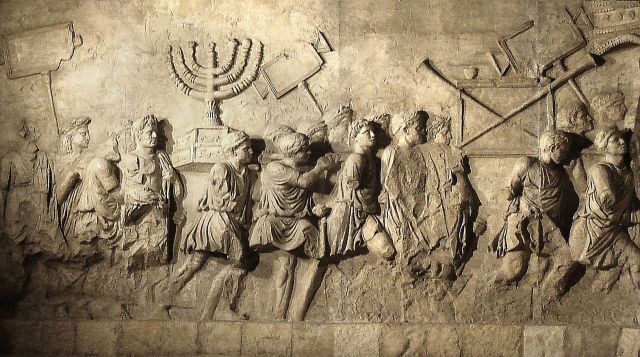Разграбление Иерусалимского храма римлянами. Триумфальная арка Тита, Рим.