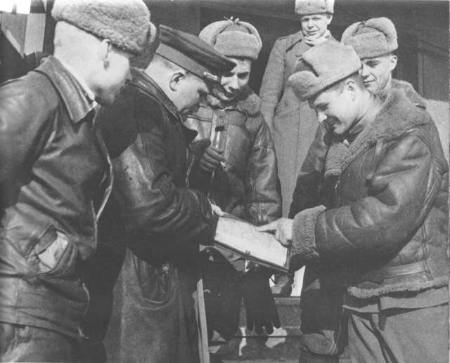 Командир 303-й авиадивизии генерал-майор Г. Н. Захаров ставит боевую задачу летчикам под Кенигсбергом