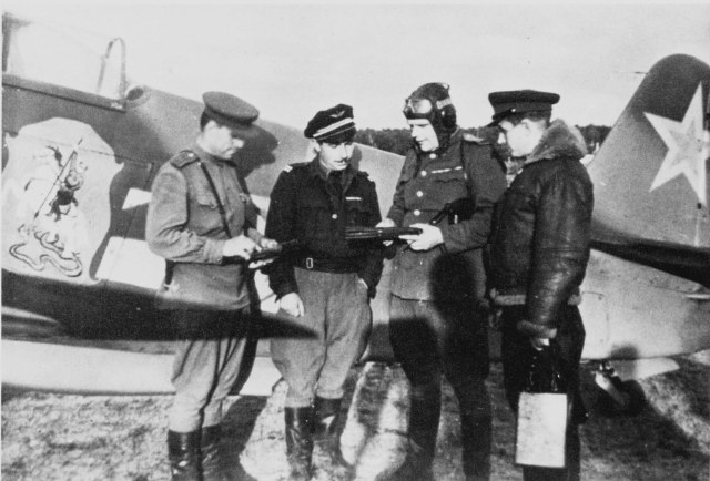 Командир 303-й истребительной авиадивизии генерал-майор Г. Н. Захаров, лейтенант Жозеф Риссо (Joseph Risso) из авиаполка «Нормандия-Неман» и советские офицеры у истребителя Як-3