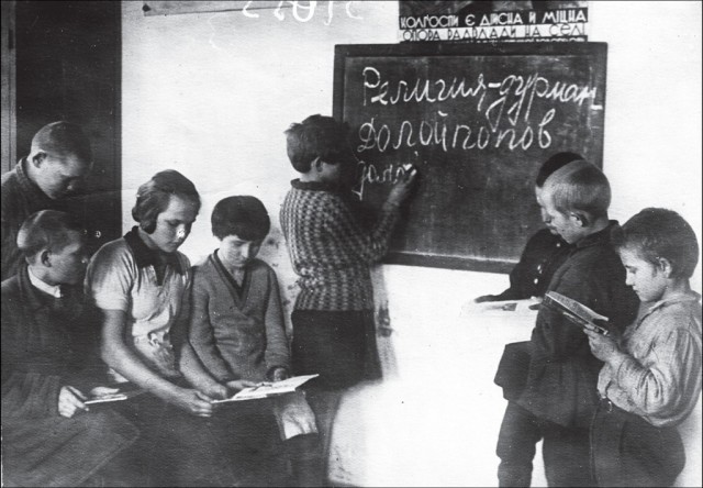 Юные члены коммуны Соцсоревнование готовят антирелигиозные лозунги к Пасхе, г. Чугуев, Харьковская область, 1931 год.