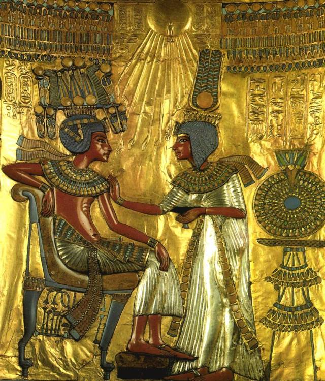Тутанхамон с супругой Анхесеменой. Фрагмент спинки трона Тутанхамона