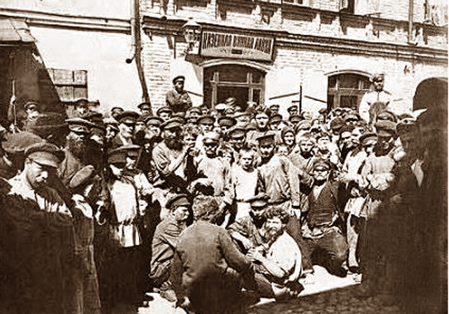 Из серии «Нижегородские босяки». Перед казенной винной лавкой. Фото М. П. Дмитриева. 1910-е гг.
